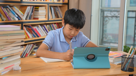 小男孩认真学习做作业视频