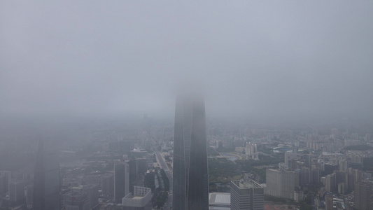 雨雾中的城市视频