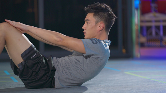 4k健身房健身男性仰卧起坐锻炼腰腹训练视频