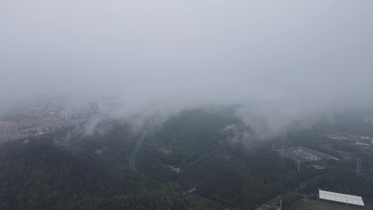 云雾缭绕的山岭视频