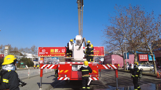 城市街景消防员消防车消防水枪4k素材【该视频无肖像权，请勿商用】[选题]视频