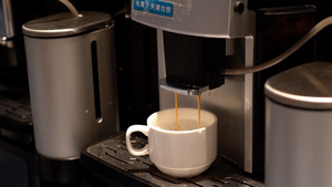 咖啡机制作拿铁咖啡55秒视频