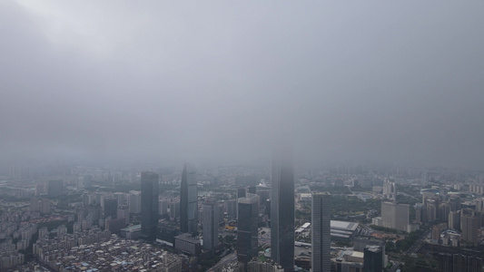 雨雾中的城市视频