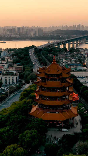 航拍晚霞天的武汉城市地标黄鹤楼和城市风光5A景点45秒视频