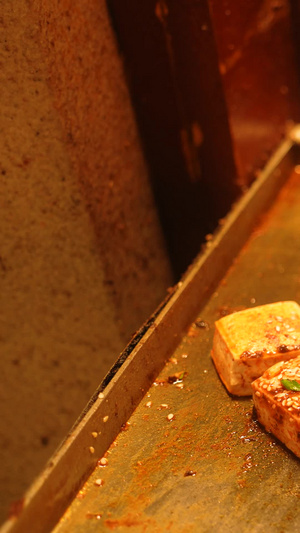 城市夜晚宵夜美食小吃铁板嫩豆腐制作过程素材中式小吃18秒视频