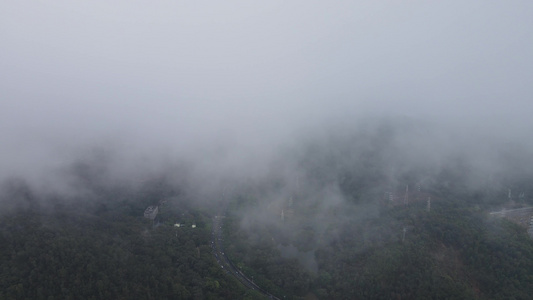 云雾缭绕的山岭视频