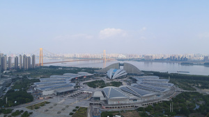 航拍城市风光节能环保光伏电池屋顶的武汉国际博览中心全景素材62秒视频