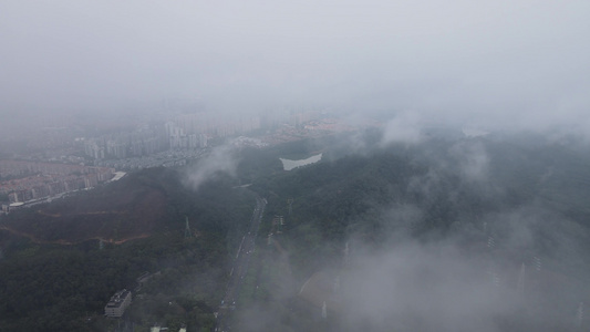 云雾缭绕的山岭视频