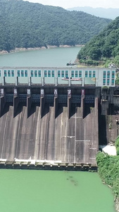 河流水坝航拍青山绿水视频