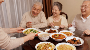 晚餐的最后一道菜被端上餐桌23秒视频