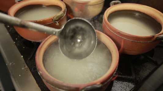 砂锅熬煮白米粥视频