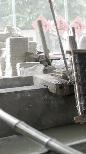 宣纸纯手工捞纸生产线95秒视频