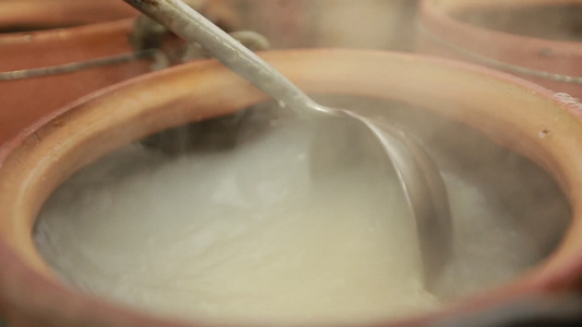 砂锅熬煮白米粥视频