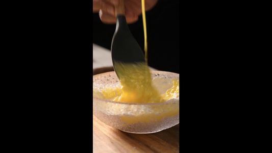 竖屏4k面粉加蛋液搅拌视频