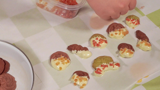 白巧克力裹曲奇饼干制作甜品视频