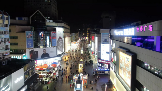 城市夜景步行街人流航拍视频