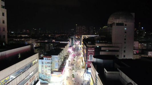 城市夜景步行街人流航拍视频