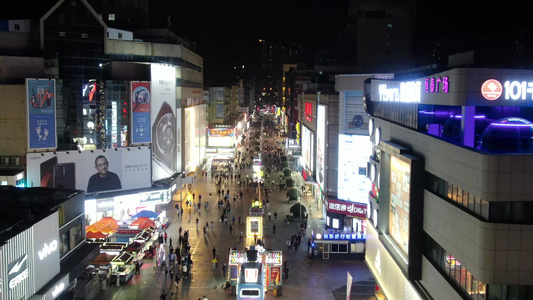 城市夜景步行街人流航拍视频