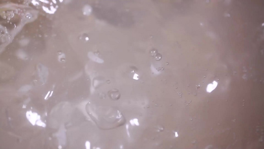 沸水煮粽子视频