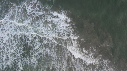 航拍汹涌的海浪视频