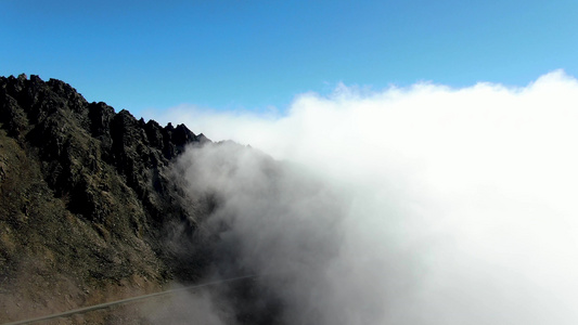 航拍云雾缭绕的高海拔山脉折多山视频视频