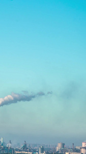 实拍化工厂污染排放空气污染延时摄影大烟囱排放废气视频