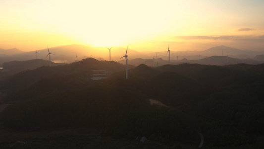 夕阳航拍山顶风力发电机视频