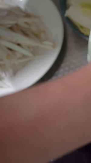 厨房做饭煮西红柿酸汤开锅盖9秒视频