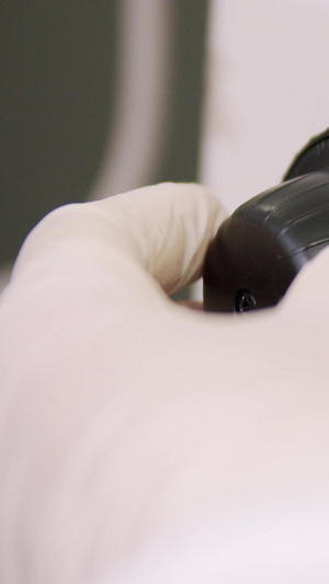 实拍科研人员调试显微镜实验室20秒视频