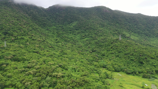 依山傍水的村庄美景视频