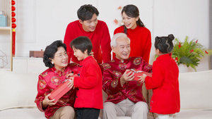 红火过年春节新年孩子们在客厅给长辈送礼拜年19秒视频
