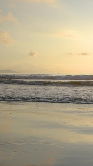 海浪中的日出自然风光10秒视频