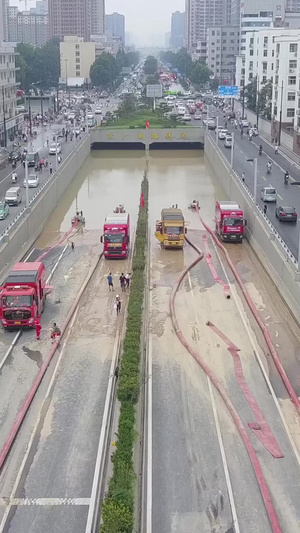 河南郑州城市洪水内涝消防车20秒视频