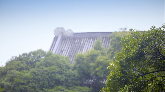 升格拍摄雨中的古代建筑屋檐视频