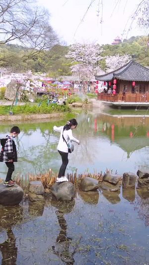 城市公园春天湖景街景玩耍游戏的人群素材【该视频无肖像权，请勿商用】城市素材54秒视频