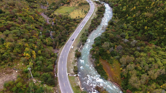 航拍山谷中蜿蜒的河流公路视频