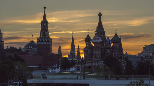 在阳光明媚的夜晚莫斯科克伦林圣拜西尔大教堂和扎里亚德视频