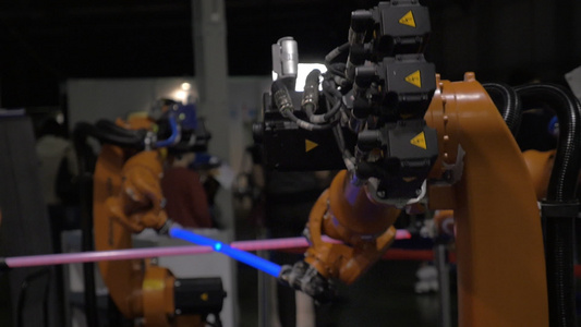 在机器人展上看到机器人用轻剑进行战斗视频