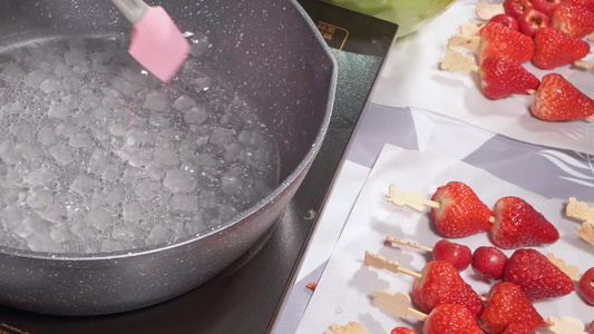 冰糖熬制糖浆制作糖葫芦视频