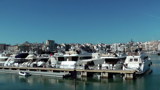 piraeus城市小港口的游艇视频