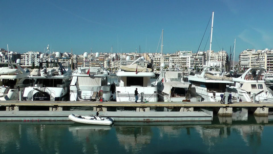 piraeus小港口的游艇视频