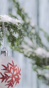 雪中松树林圣诞装饰球节日圣诞节视频