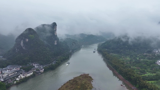 早晨薄雾下的漓江自然景区视频