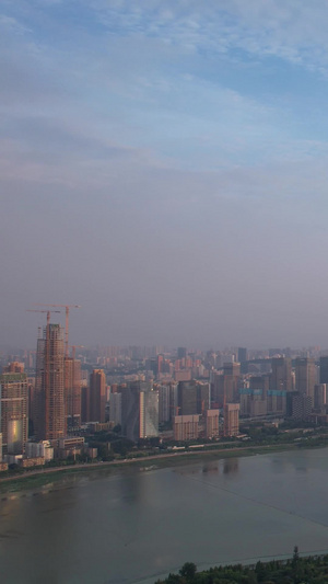 航拍城市蓝天湖景风景居民区湖景房建筑群素材湖景素材81秒视频