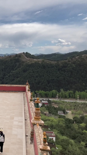 承德小布达拉宫普陀宗乘之庙的金顶城市地标64秒视频