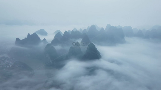 早晨薄雾下的漓江自然景区视频