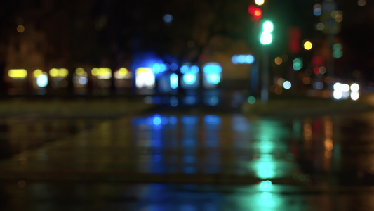 夜间城市交通灯下雨视频
