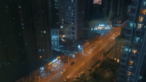 4k实拍夜晚城市高楼俯视车流延时摄影9秒视频