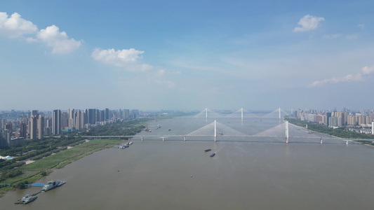 航拍城市跨江桥梁视频
