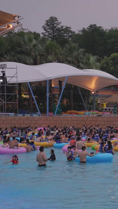 城市夏天娱乐现场游泳池冲浪戏水观看音乐节表演素材消暑素材视频